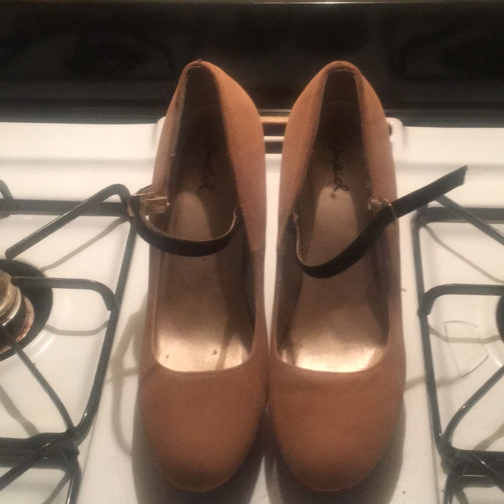 Tan/Red/Blk Heel with strap